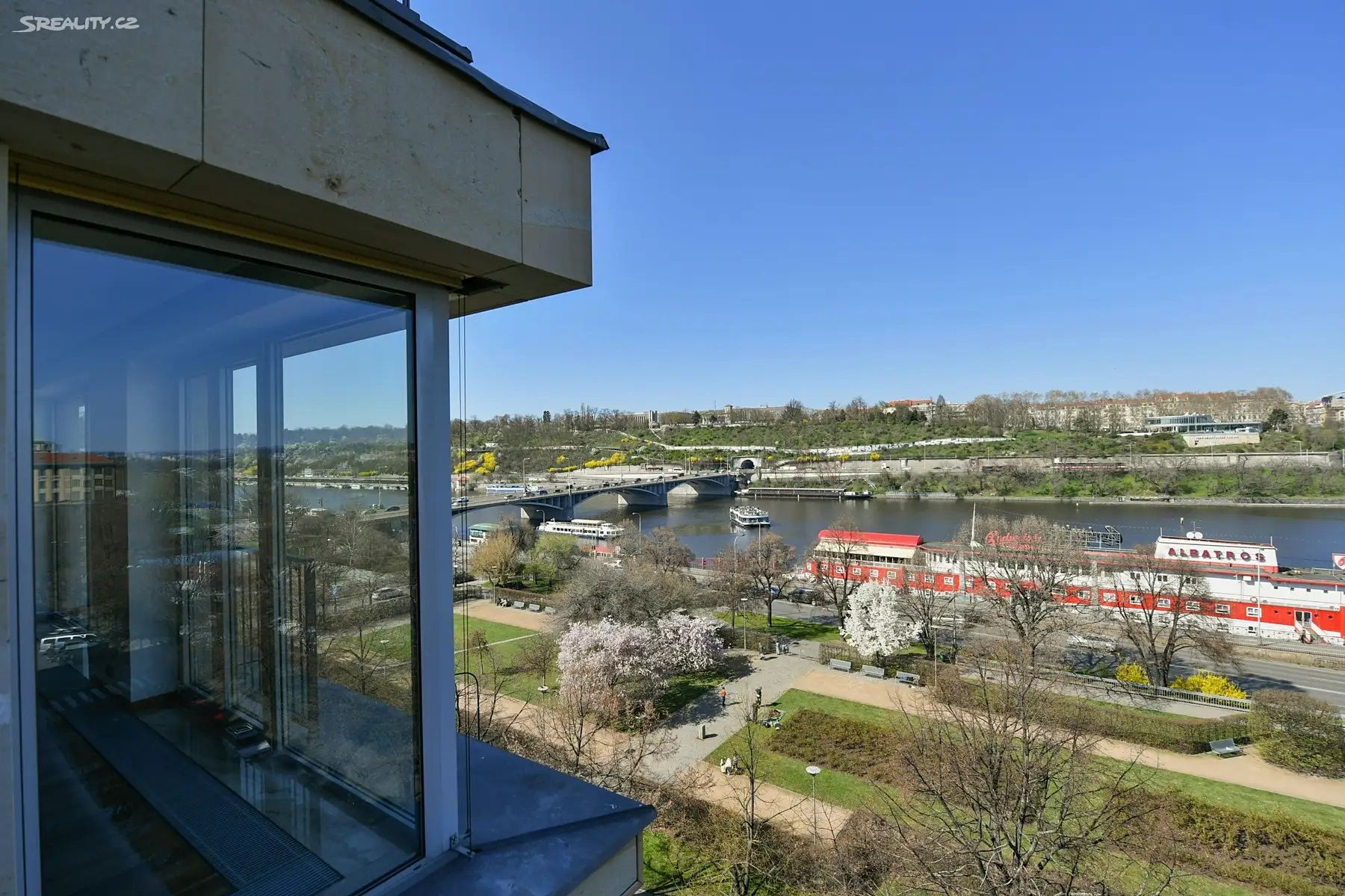 Apartamento familiar con vistas al Moldava y a los jardines de Letná - vista previa
